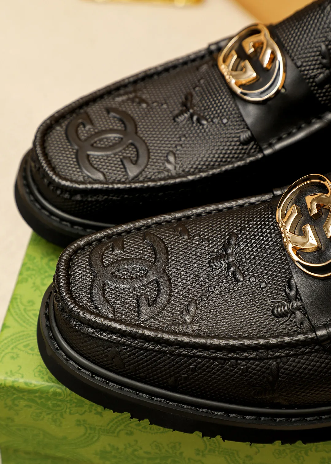 Men's shoes 💰520 💐 Product trademark: GUCCI "Gucci" casual leather shoes Regular size: 38-44 (45.46🉑️customized) Product materials: Selected imported first-layer calfskin embossed upper + classic hardware buckle, imported water-dyed cow leather lining. Strong three-dimensional visual effect, original outsole color: 1⃣️color optional